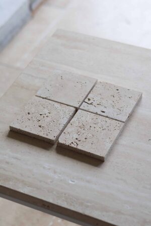 Próbki trawertyn Ivory Mix Szlifowany o wymiarach 10x10 cm, rozłożone obok siebie w jednym rzędzie.