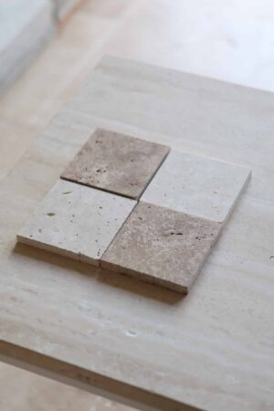 Próbki trawertyn szachownica Nougat & Super Light Szlifowany o wymiarach 10x10 cm, rozłożone obok siebie w jednym rzędzie.