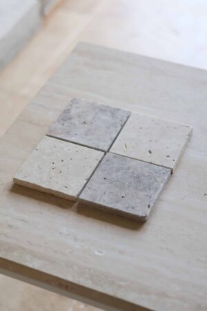 Próbki trawertyn szachownica Super Light & Silver Premium Szlifowany o wymiarach 10x10 cm, rozłożone obok siebie w jednym rzędzie.