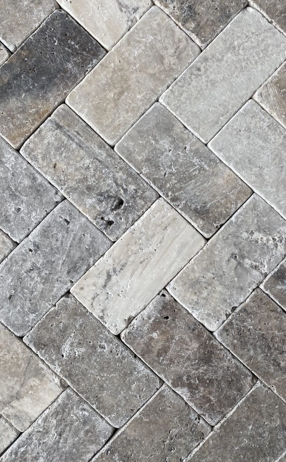 Trawertyn ASH – cegiełki bębnowane na ścianie łazienki Cegiełki Trawertyn ASH 15x7,5x1 cm na ścianie łazienki – elegancja i rustykalny styl.