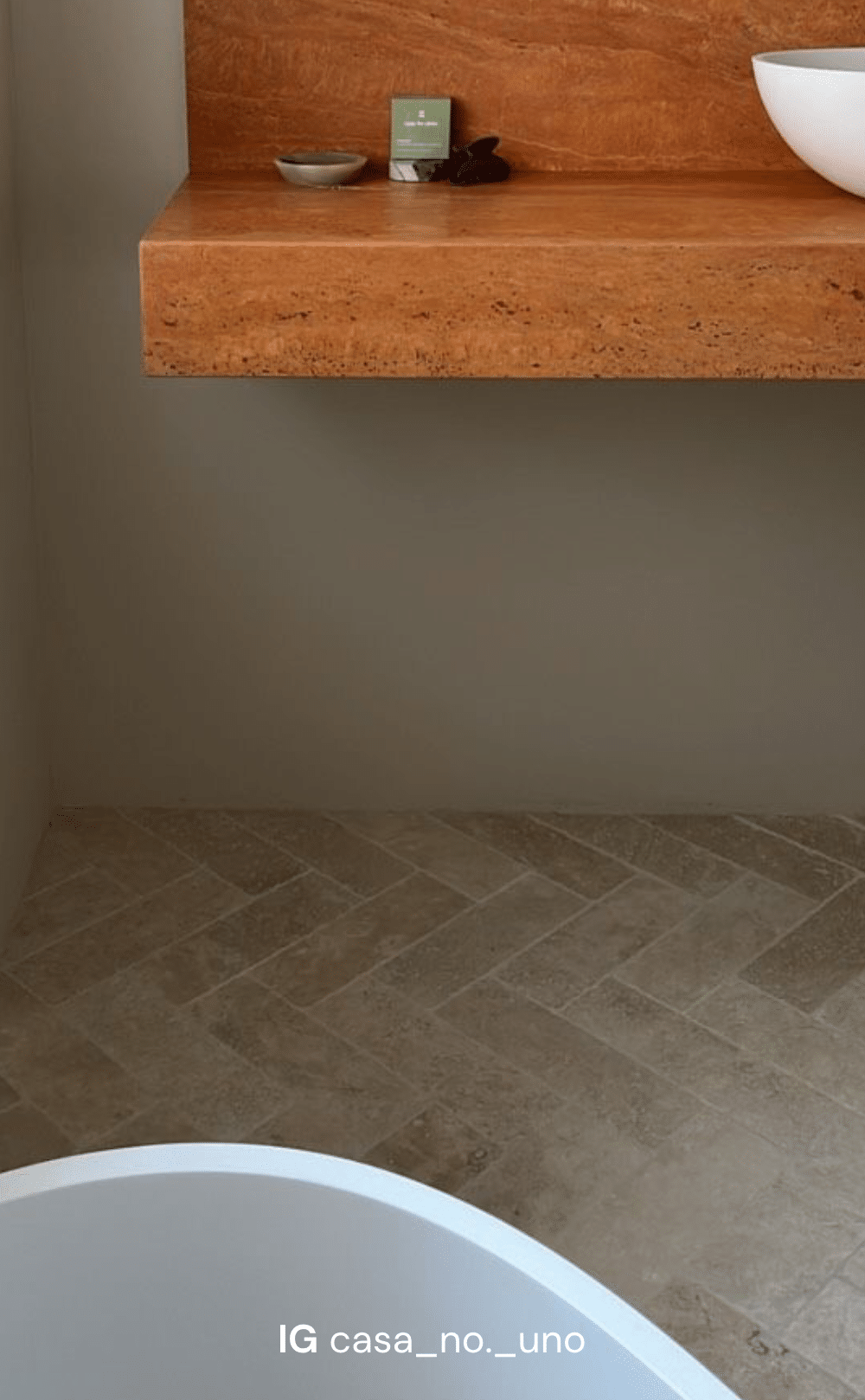 Ivory Mix 30x10 – ponadczasowa jodełka w łazience Podłoga łazienki wyłożona płytką Ivory Mix 30x10 w jodełkę, przy ceglastym blacie i ścianie w ciepłym odcieniu.