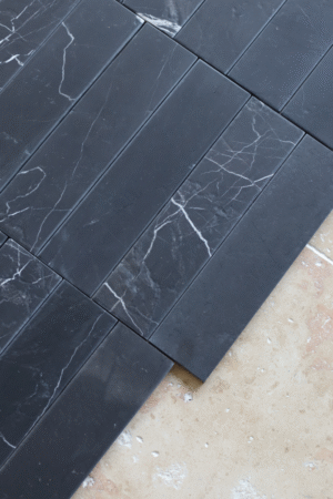 Płytki marmurowe Black Silk o wymiarach 30,5x7,6 cm w kolorze głębokiej czerni z białym, naturalnym żyłkowaniem – widok z góry.