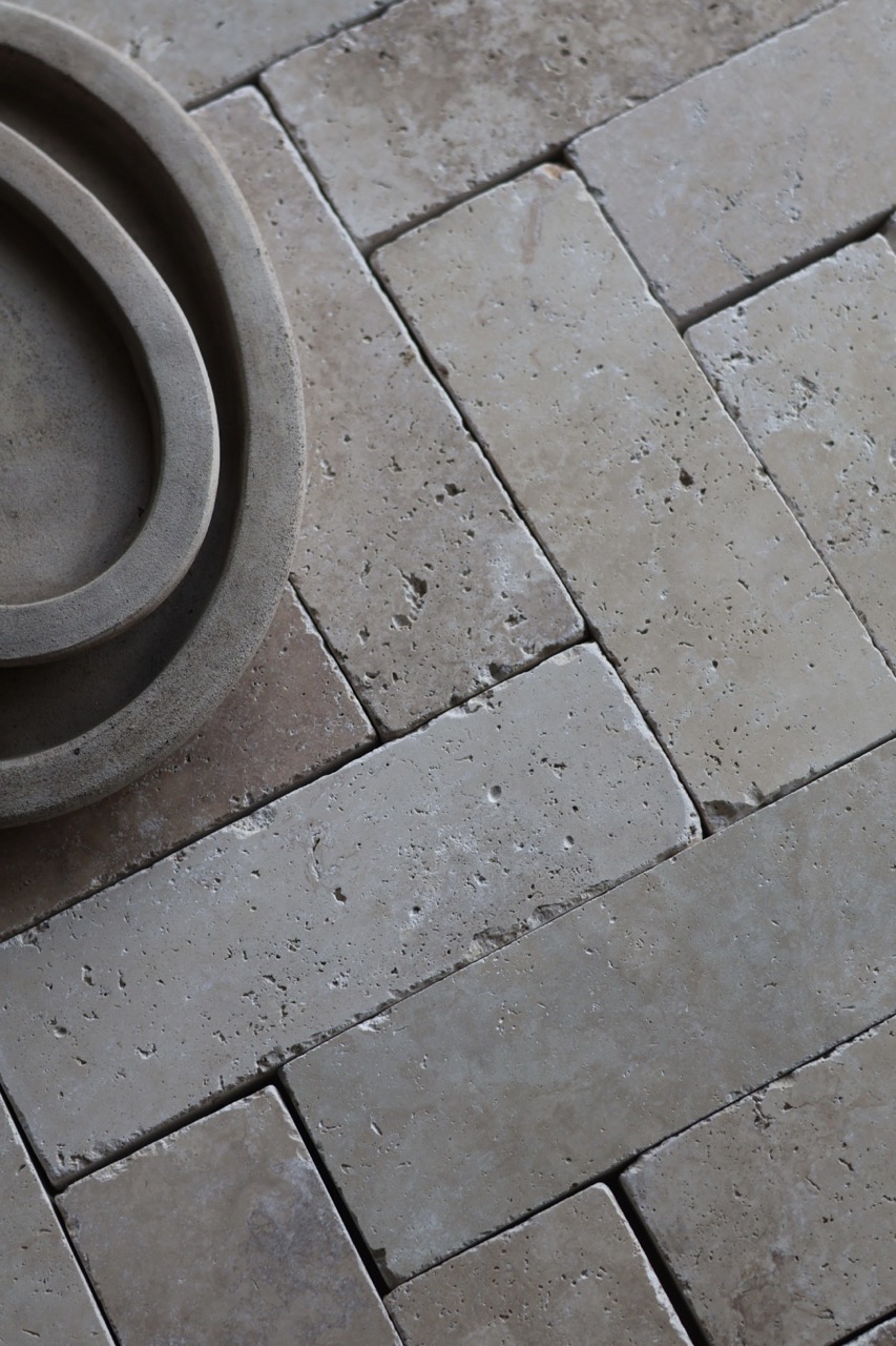 IMG_1788 Duży IVORY MIX travertine brick slip 30,5×10×3 cm honed - Image 1